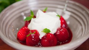 ep39-Summer_Spiced_Strawberries_with_lime_and_cracked_pepper_Chantilly_