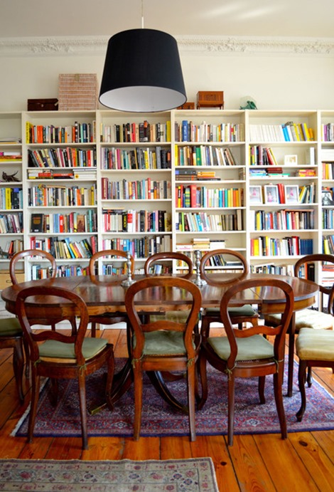 bookshelves-in-dining-room-apt-therapy